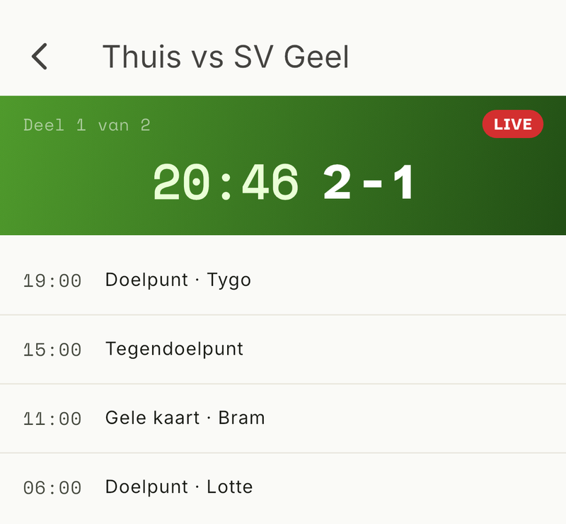 Live wedstrijdscherm voor ouders met speelklok, stand 2-1 en een tijdlijn van doelpunten en een gele kaart